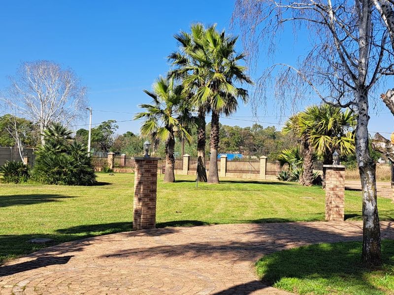 SPACIOUS LIFESTYLE PROPERTY WITH GUESTHOUSE & EXTENDED FAMILY POTENTIAL - Photo 2