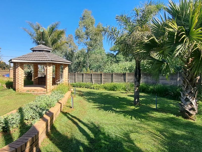 SPACIOUS LIFESTYLE PROPERTY WITH GUESTHOUSE & EXTENDED FAMILY POTENTIAL - Photo 3