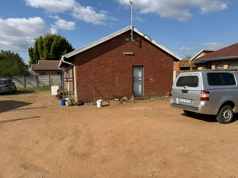 Fixer-Upper Opportunity – Rainbow Park - Photo 2
