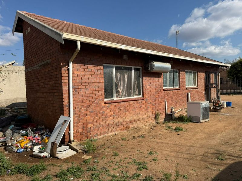 Fixer-Upper Opportunity – Rainbow Park - Photo 4