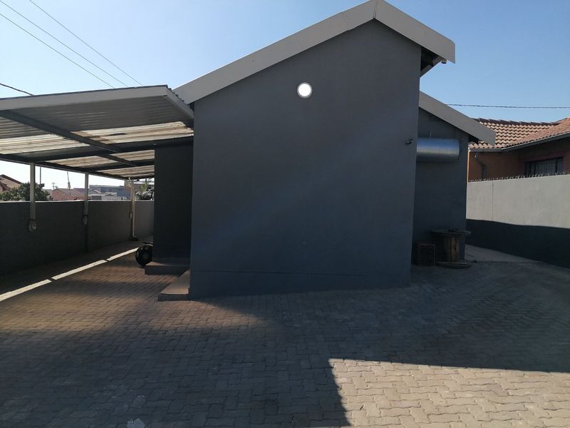 222 SQUARE METERS 3 BEDROOM HOUSE & 2 COTTAGES FOR SALE - Photo 9