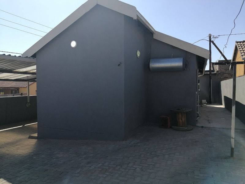222 SQUARE METERS 3 BEDROOM HOUSE & 2 COTTAGES FOR SALE - Photo 7