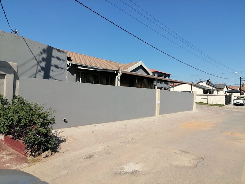 222 SQUARE METERS 3 BEDROOM HOUSE & 2 COTTAGES FOR SALE - Photo 3