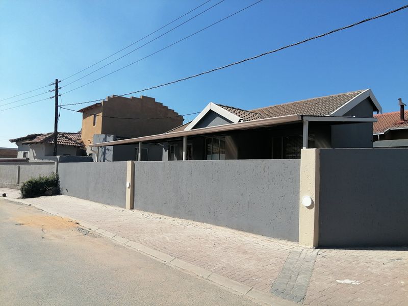 222 SQUARE METERS 3 BEDROOM HOUSE & 2 COTTAGES FOR SALE - Photo 4