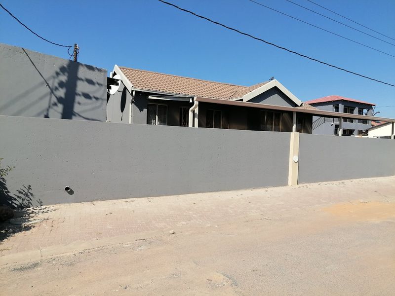 222 SQUARE METERS 3 BEDROOM HOUSE & 2 COTTAGES FOR SALE - Photo 2