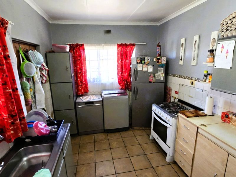 Charming 4-Bedroom Family Home with Granny Flat in Cullinan - Photo 9