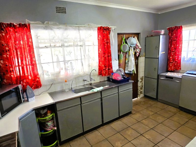 Charming 4-Bedroom Family Home with Granny Flat in Cullinan - Photo 8