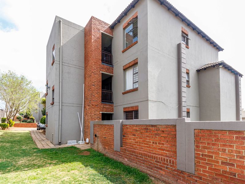 Modern 2-Bedroom Apartment with Private Garden – 9 Aloe Ridge - Photo 2