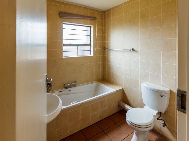 Modern 2-Bedroom Apartment with Private Garden – 9 Aloe Ridge - Photo 8