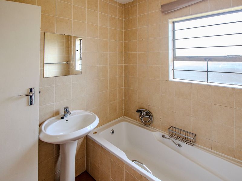 Modern 2-Bedroom Apartment with Private Garden – 9 Aloe Ridge - Photo 6