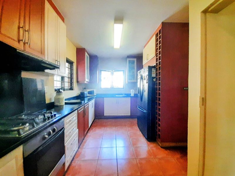 SPACIOUS FAMILY HOME. - Photo 5