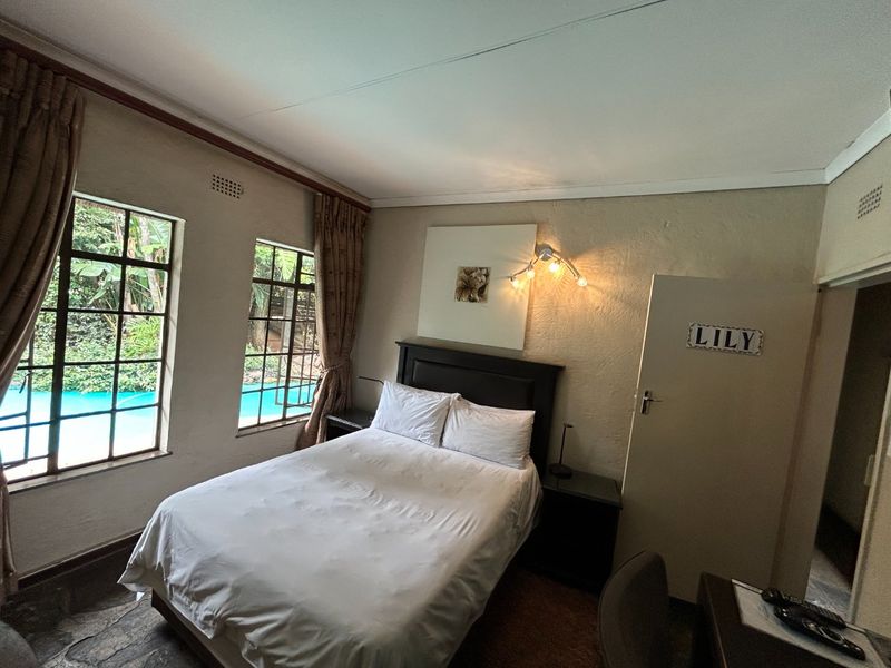 Amazing 6 Bedroom Guest House For Sale - Photo 4