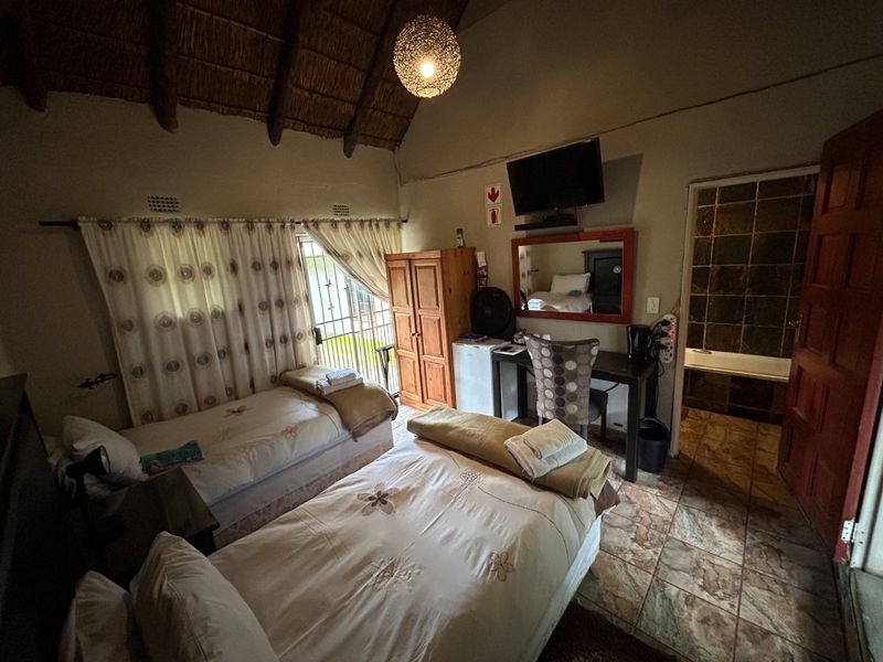 Amazing 6 Bedroom Guest House For Sale - Photo 8