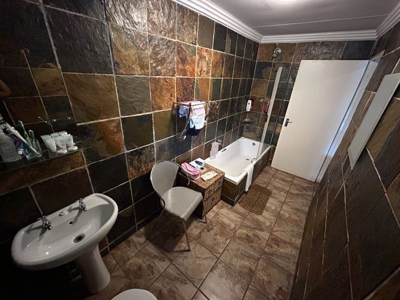 Amazing 6 Bedroom Guest House For Sale - Photo 10