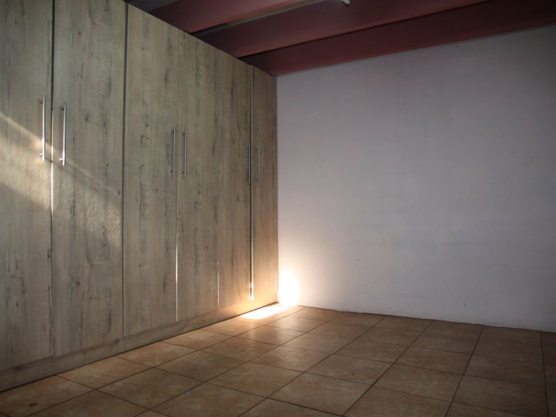 Premises with Opportunity in East London’s West Bank - Photo 10