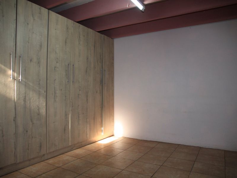 Premises with Opportunity in East London’s West Bank - Photo 8
