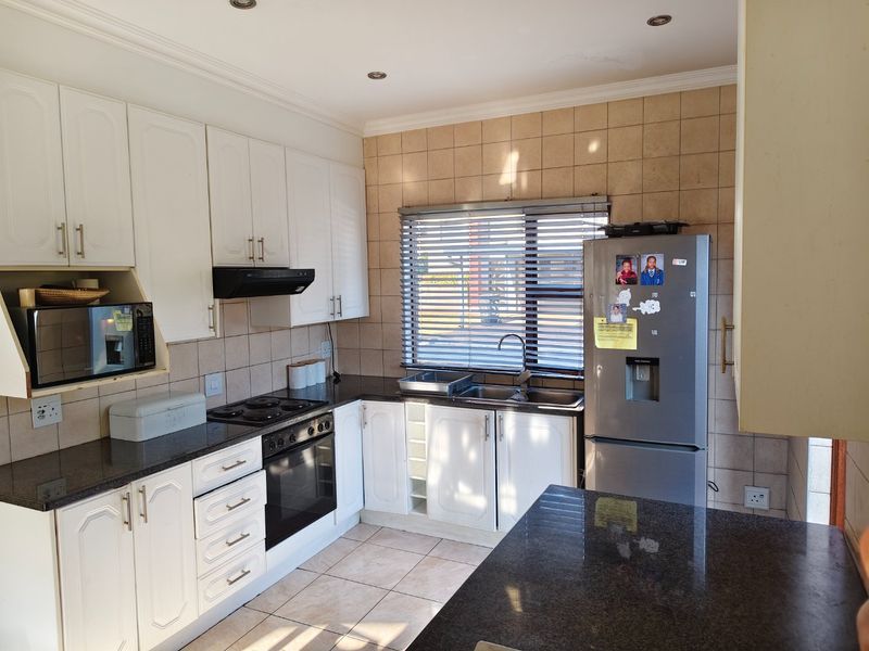 A SPACIOUS FAMILY HOME IN GATEWAY MANOR - Photo 4