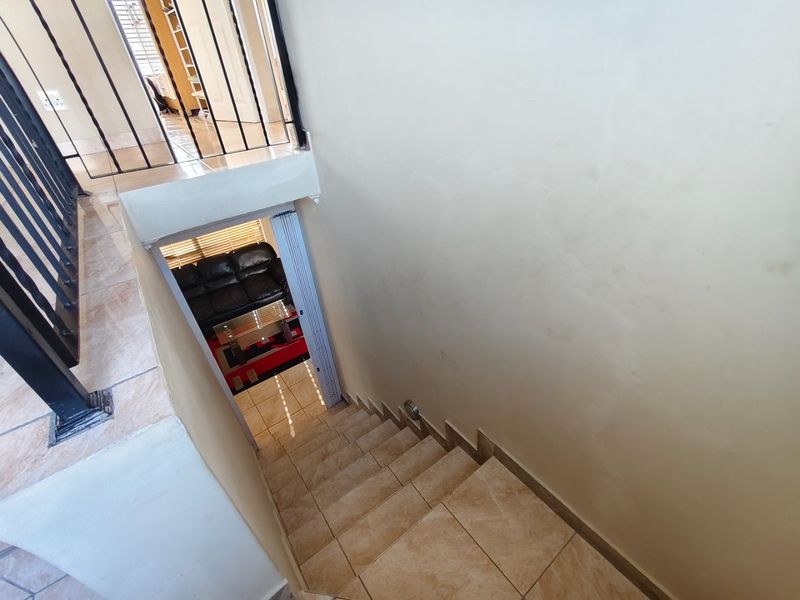 A SPACIOUS FAMILY HOME IN GATEWAY MANOR - Photo 5