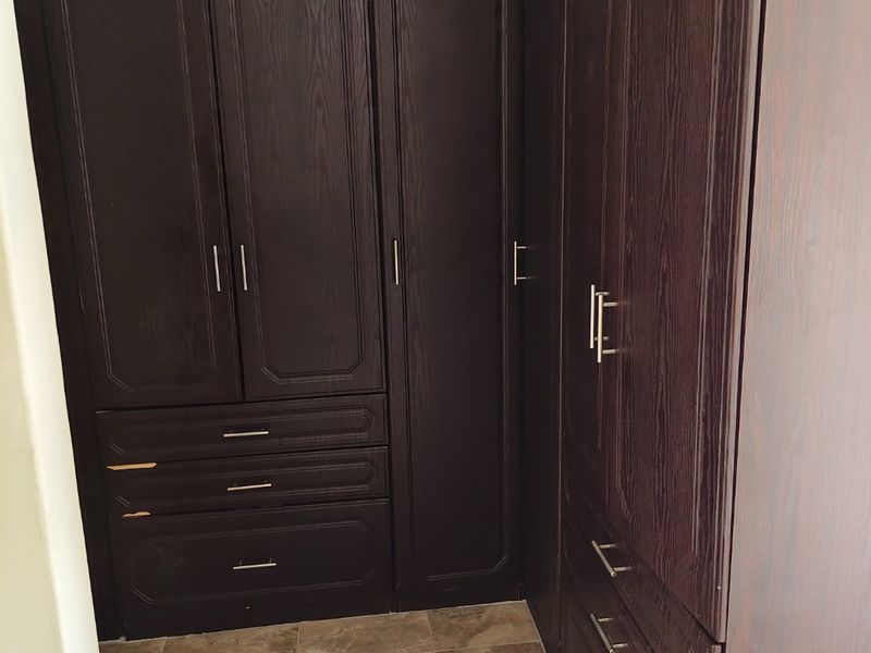 A SPACIOUS FAMILY HOME IN GATEWAY MANOR - Photo 10