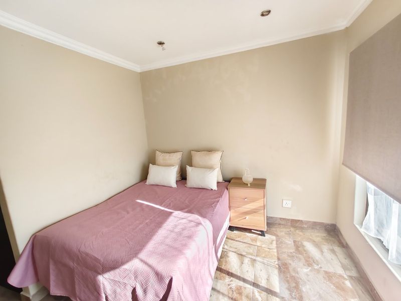 A SPACIOUS FAMILY HOME IN GATEWAY MANOR - Photo 9