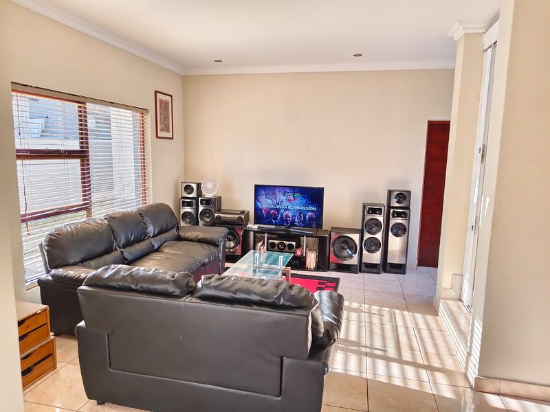A SPACIOUS FAMILY HOME IN GATEWAY MANOR - Photo 2
