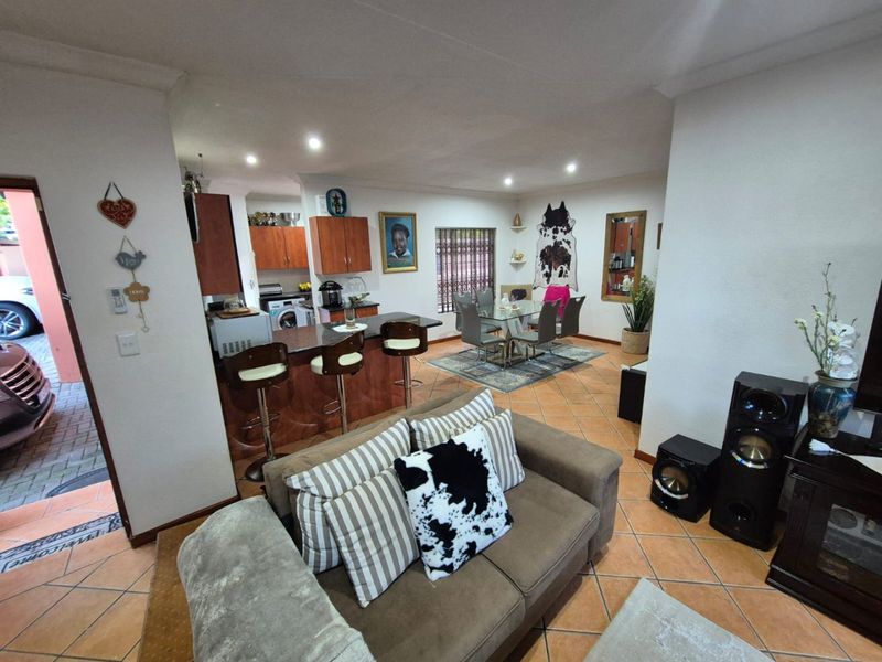 Modern Simplex With Private Pool And Entertainment - Photo 3