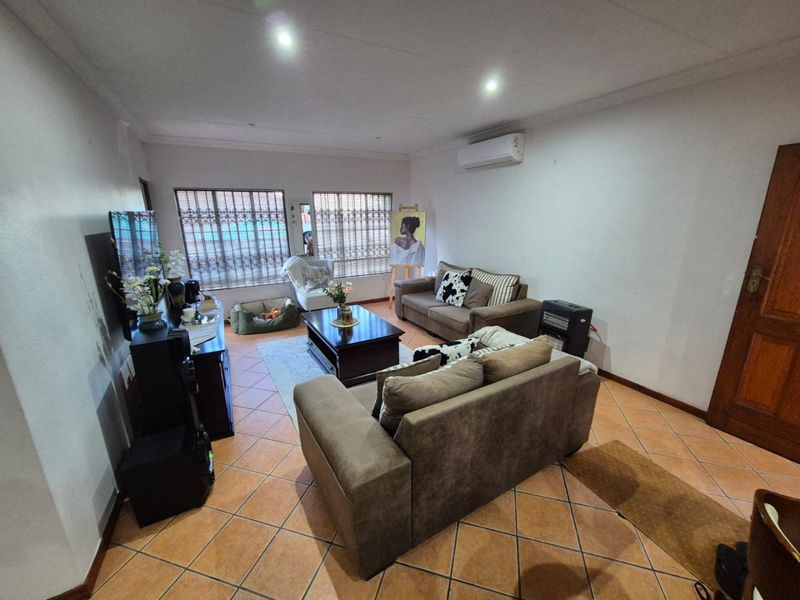 Modern Simplex With Private Pool And Entertainment - Photo 8