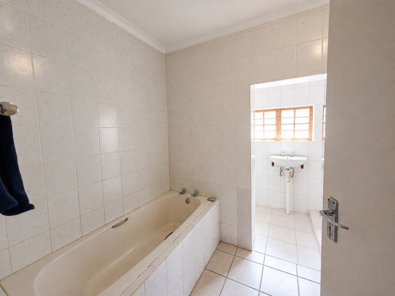Spacious 3-Bedroom Family Home with Sea Views  - Photo 7