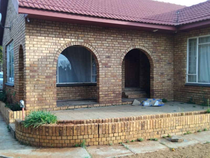 4 Bed Family home in Elandsheuwel with pool option - Photo 2