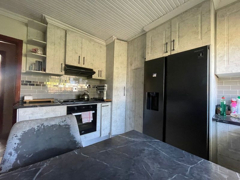 7 Bed House in Amalinda for Sale - Photo 4