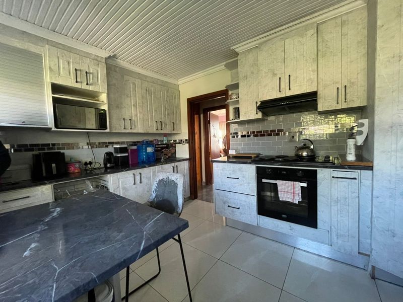 7 Bed House in Amalinda for Sale - Photo 3
