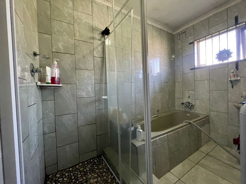 7 Bed House in Amalinda for Sale - Photo 8