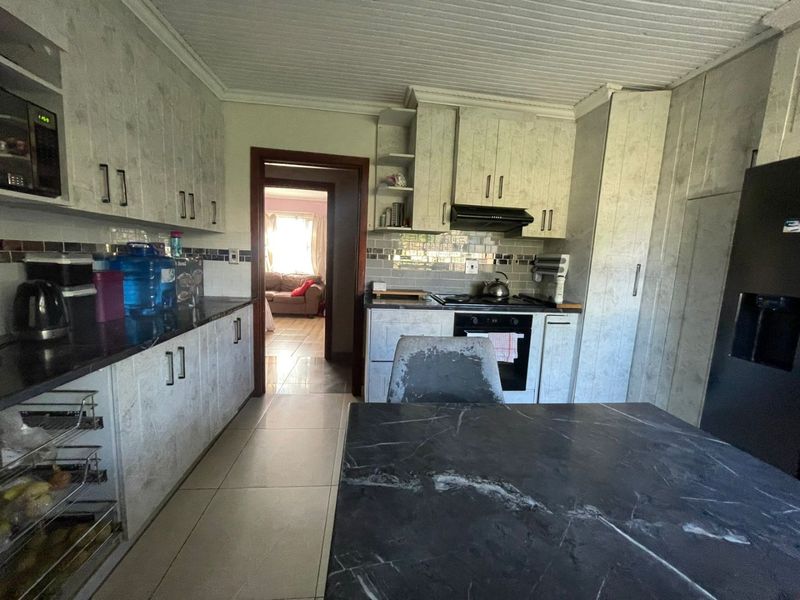 7 Bed House in Amalinda for Sale - Photo 5