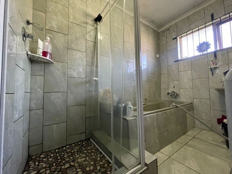 7 Bed House in Amalinda for Sale - Photo 7