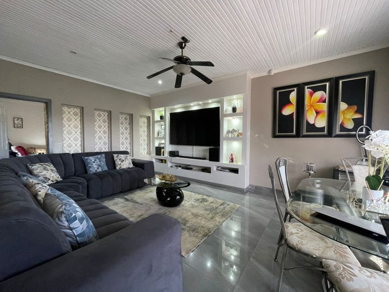7 Bed House in Amalinda for Sale - Photo 2