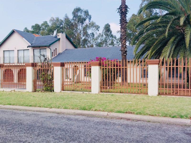6 BEDROOM HOUSE WITH A BIG FLATLET  - Photo 2