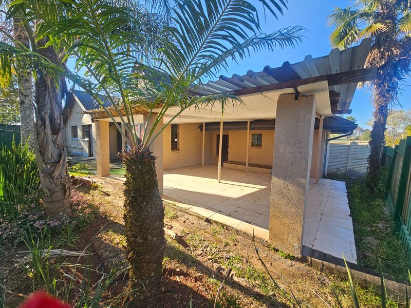 A Doer Upper Starter House In Prime Location  - Photo 3