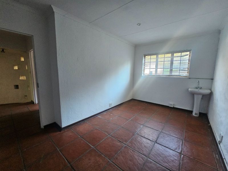 A Doer Upper Starter House In Prime Location  - Photo 4