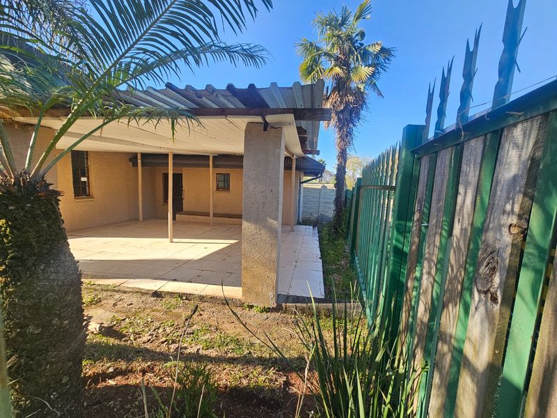 A Doer Upper Starter House In Prime Location  - Photo 2