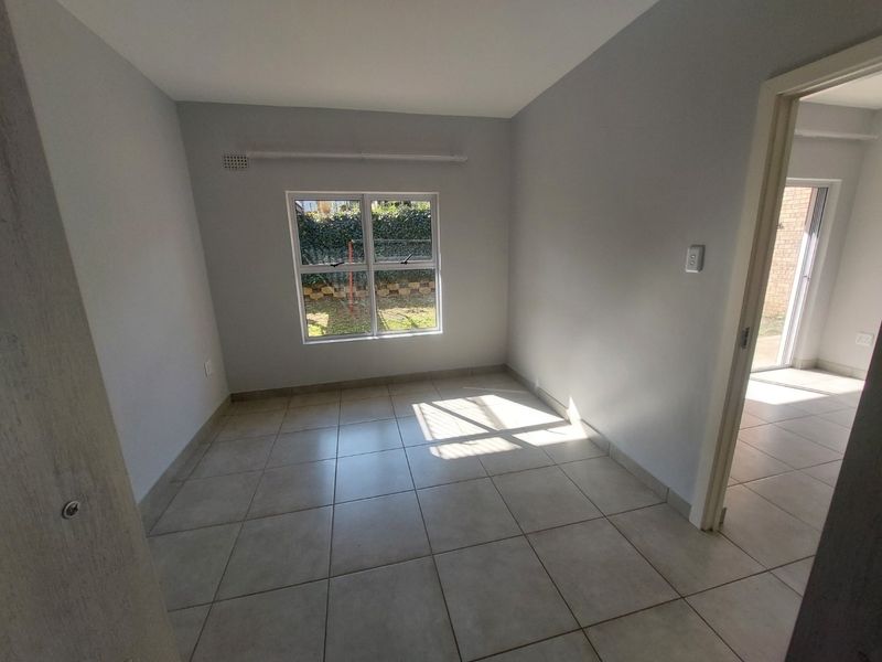 brand new 1 bed 1 bath available in Exclusive Estate  - Photo 4