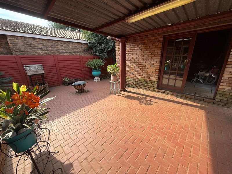 Spacious Family Home! - Photo 4