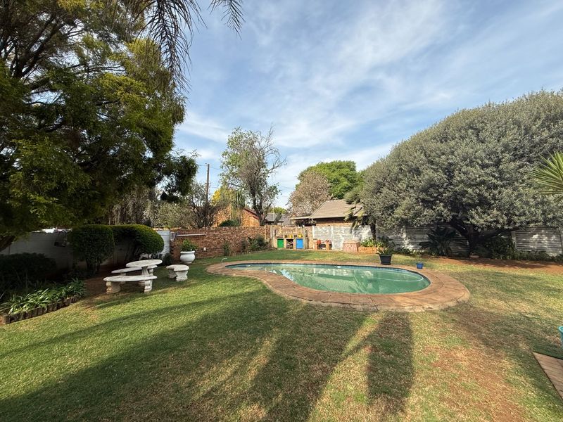Spacious Family Home! - Photo 2
