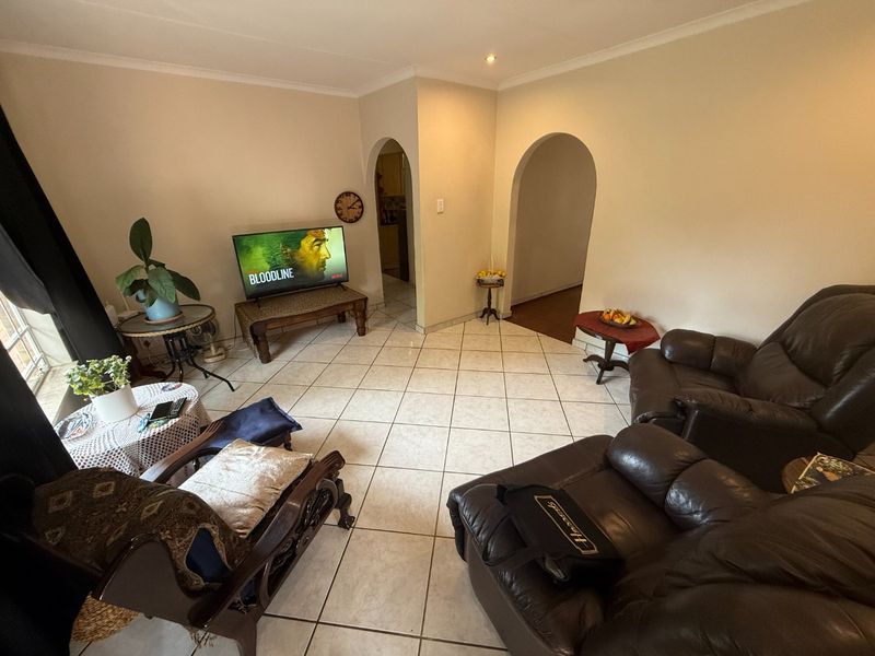Spacious Family Home! - Photo 10