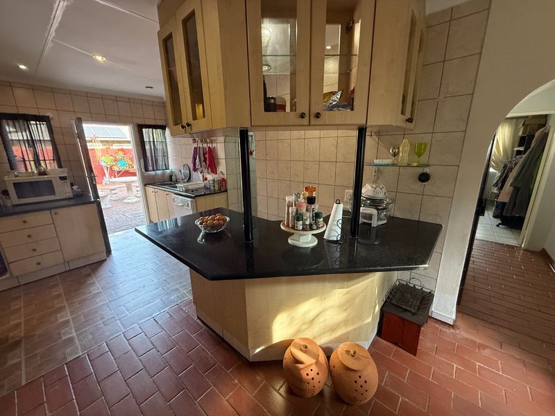 Spacious Family Home! - Photo 9