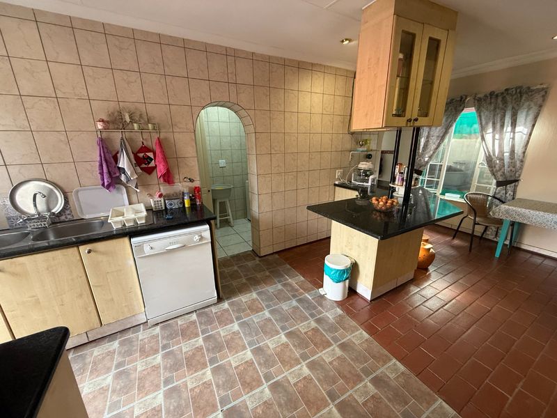 Spacious Family Home! - Photo 8