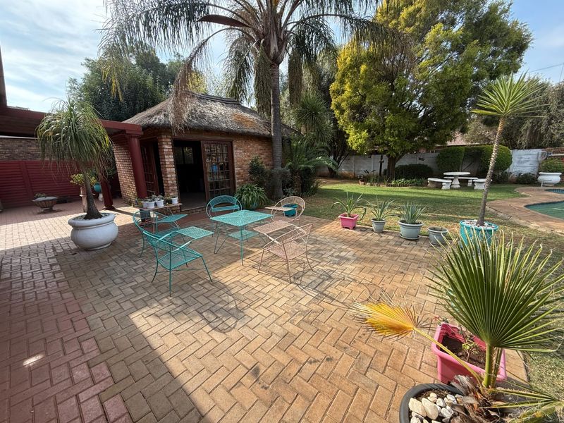 Spacious Family Home! - Photo 3