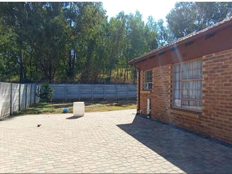3 Bed House in Clayville for Sale - Photo 3