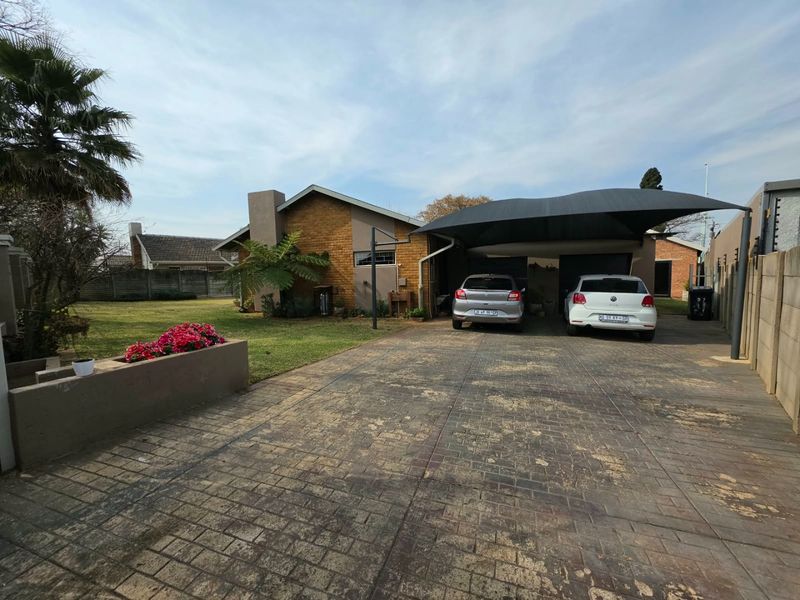 STUNNING HOME FOR SALE IN IMPALA PARK - Photo 2