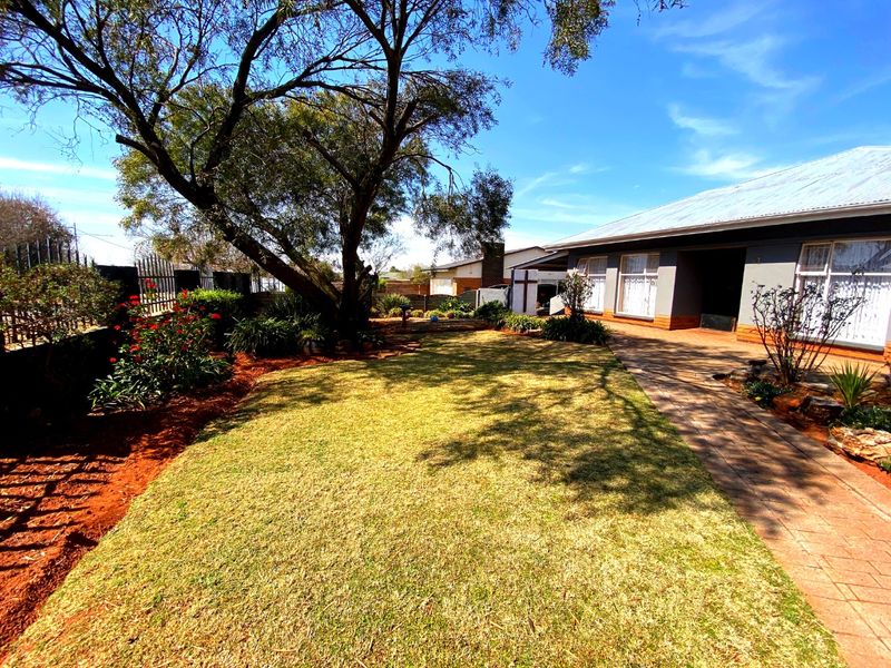 Stunning 3-Bedroom Family Home with Endless Potential in Casseldale! - Photo 2