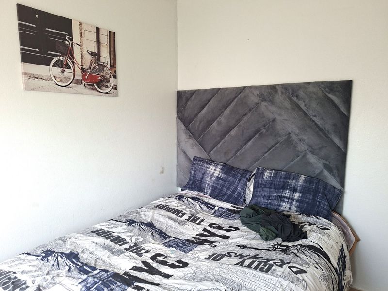 A standard bedroom featuring neutral wall finishes and a dedicated sleeping area.